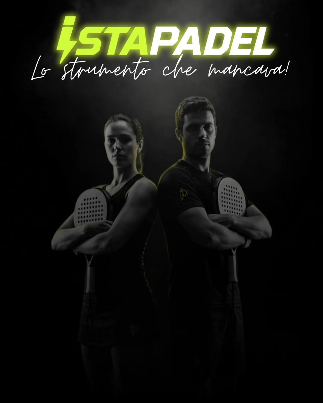 Due giocatori di padel spalla a spalla con le racchette