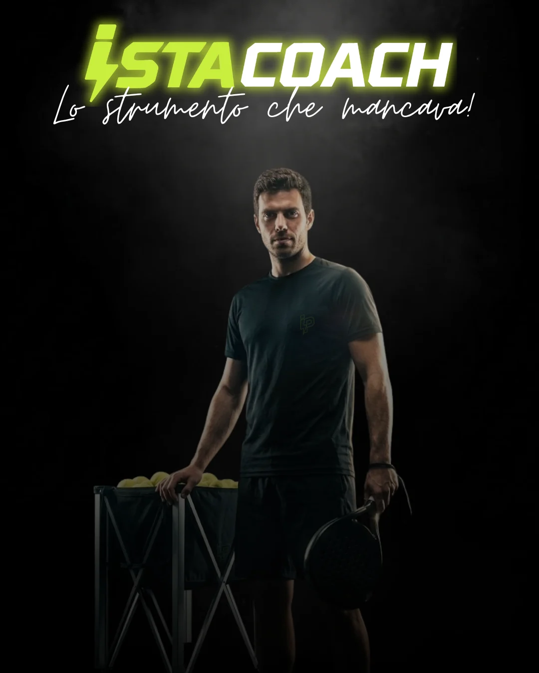 Un maestro di padel accanto al carrello delle palline, con la racchetta in mano